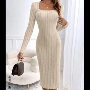 Beige ribbad klänning - Säljer en superfin beige ribbad klänning i mycket bra skick. Den har långa ärmar och en stilren design som passar perfekt för höst och vår. Klänningen är i ett mjukt och bekvämt material, perfekt för både vardag och festliga tillfällen.