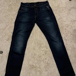 Mörkblå jeans från Replay - Snygga mörkblå jeans från Replay med klassisk femficksdesign och kontrastsömmar. Jeansen är hyperflex så väldigt töjbara. Väldigt bra kvalitet och inga tecken på användning. Storlek W30  och L32
