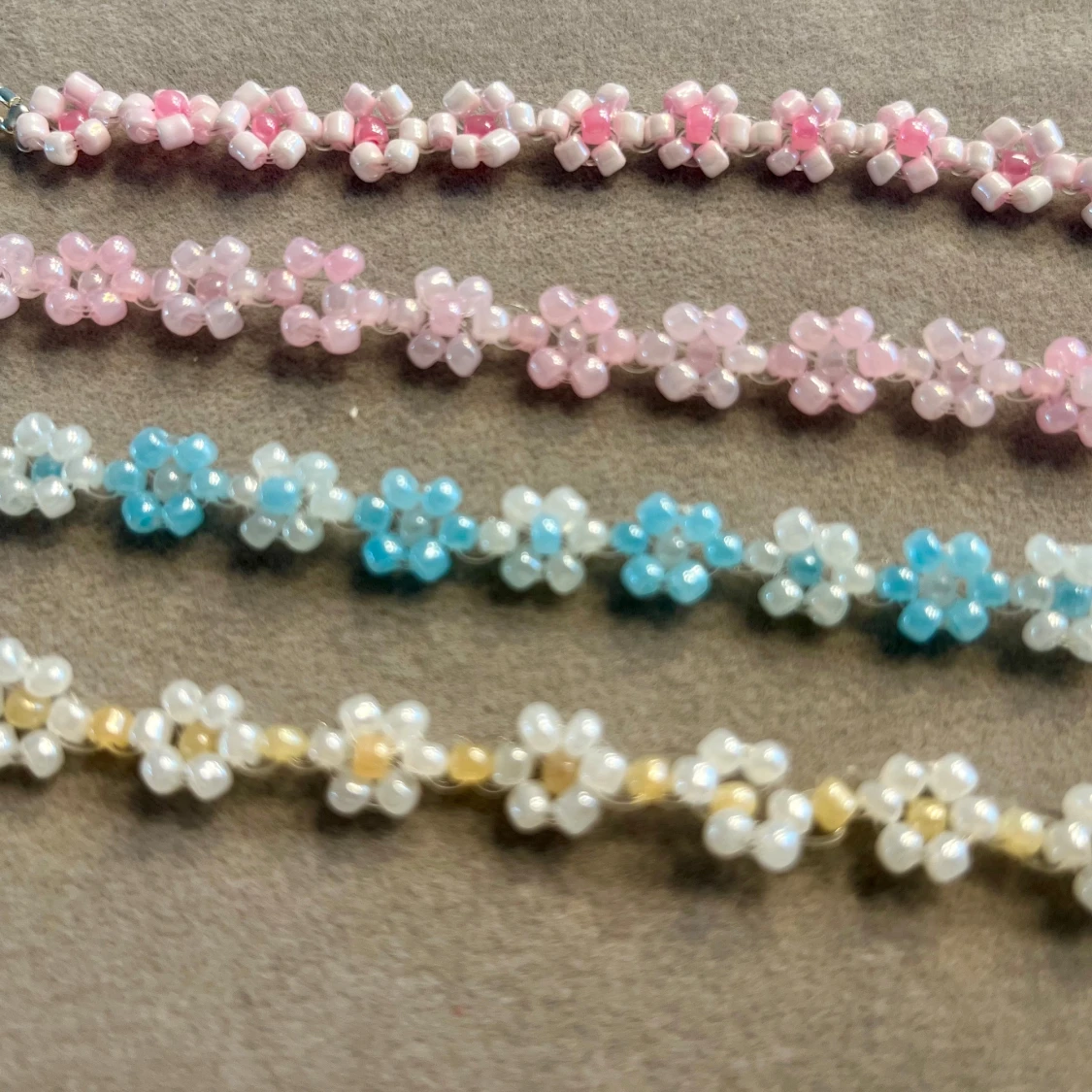 Färgglada pärlarmband med blommor - 90