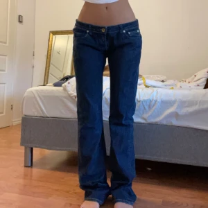 Jeans - Lågmidjade bootcut jeans från replay! Midjemått 42cm, innerbenslängd 88cm 😙❤️