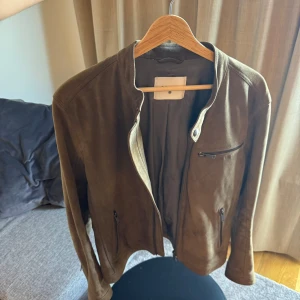 Dondup Biker Jacket - Skitsnygg mockajacka från Dondup. Väl använd, litet hål i armen och fläckig. Ser dock väldigt snyggt ut, men därav pris (nypris: ~4000 kr)