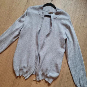 Zip Tröja Stenströms - Hej säljer nu min fina zip tröja från stenströms i storlek S. Den är i nyskick och kommer vara otroligt snygg i höst/vinter. Nypris cirka 2500kr! Vi kommer att sälja liknande produkter nu närmare vinter så glöm inte följa profilen!🌊🍾