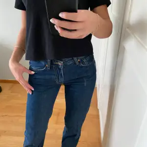 Säljer mörkblåa ”Low straight waist” jeans från Bikbok. Inga defekter. Midja:24 Längd: 32