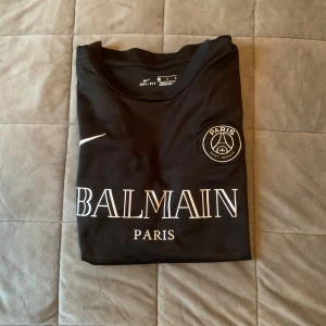 Nike X BALMAIN fotbollströja - Nike X BALMAIN PSG tröja luftigt pch skön t-shirt.  Storlek M  Skick 8/10