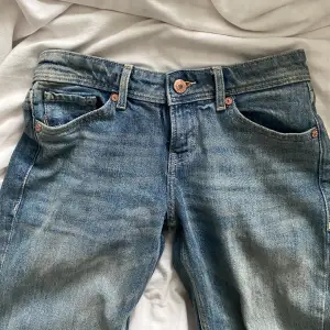 Säljer dessa lågmidjade jeans i nyskick. Använda fåtal gånger och har inga defekter alls. 