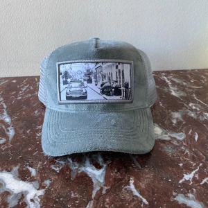 Velvet keps - En velvet keps från Emilio pendenza. Helt ny skick typ aldrig använd. Ny pris ca 400kr. Bara att skriva vid frågor.