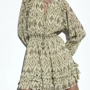 Mönstrad klänning - Jättefin mönstrad klänning från Zara! Säljer då den bara inte lyckats komma till användning. Går även att knyta framtill om man vill! 🤩