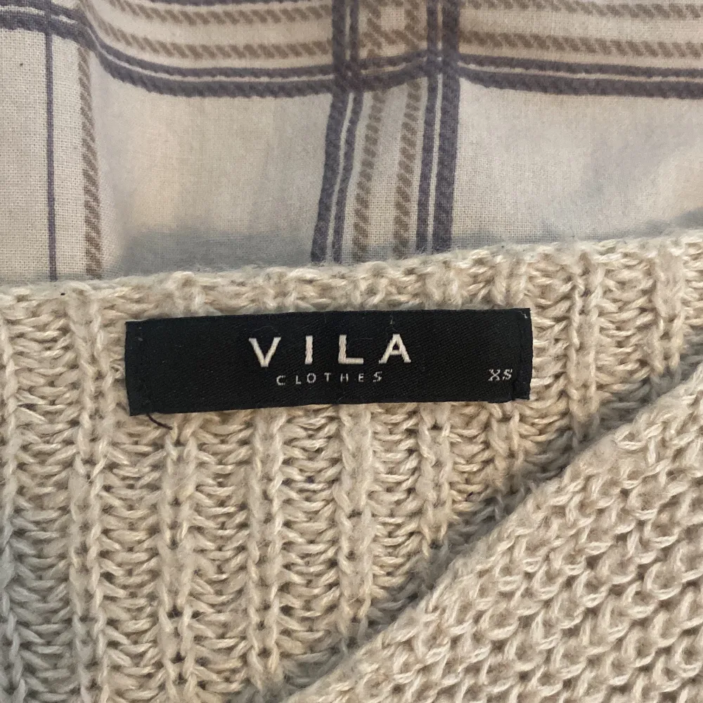 jätte skön vila tröja! säljer bara för att jag föredrar hoodies o den kommer inte till användning, ingen skada på eller så, ni kan kontakta för mer information!. Stickat.