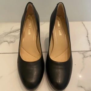 Clarks pumps - Svarta läder pumps från clarks, kendra sienna. Använda en gång och i väldigt fint skick, inte ens formade ännu.