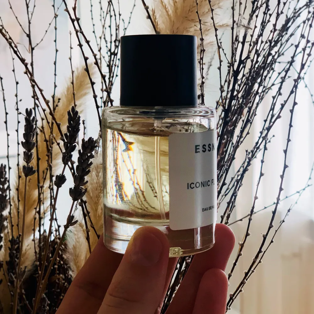 Fin parfym (EDP) från ESSNCE 50ml. Säljer pga passande inte mig, testad ca 4-5 ggr. Doften är inspirerad av Flower Bomb från Victor@Rolf’s 🌸  Inköpt för ca 6 mån sedan💫. Skönhet.