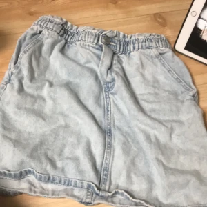  Blå jeans kjol - Blå jeans kjol, kan va bra att ha på sommaren. Knappt använd