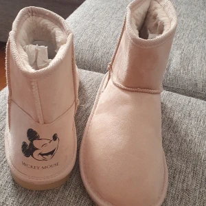 Skor stro 37 - Helt nya skor.  Innermått 24 cm.