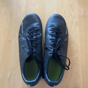 Nike mercurial air zoom - De har använts ett fåtal gånger. Bra skick. Jag säljer de för de att var för stora för mig 