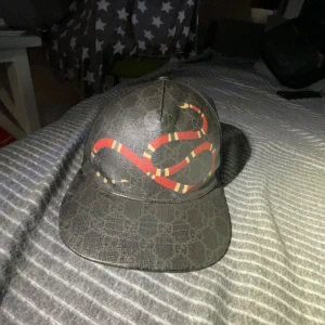 Gucci King snake - Denna keps ÄKTA så Klart den har  inga skador eller något sådant den är gamla model med svart lapp storlek s har haft den ett tag men ej använd så jätte mycket pris kan diskuteras 