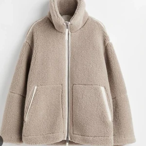 Teddy jacka  - Säljer denna beiga Teddy jackan som är köpt här på Plick, säljer den då den inte var som jag tänkt mig. Bilder kan skickas vid intresse💞