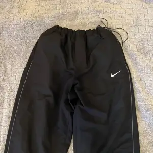 Snyggt nike byxor som tyvärr inte kommer till användning (köpte av en Anna plick användare) kontakta gärna via intresse 💋