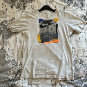 Säljer en Nike t shirt då den är köpt på footlocker men använd ett fåtal gånger. Storleken är XS och om ni har några mer frågor så hör av er. Svarar så snabbt ja kan. - Skick: 8/10
