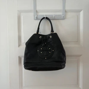 Väska - Säljer en jättefin väska som inte kommer till användning längre. Vet ej vad det är för märke men hör av dig om du är intresserad 💕⭐️