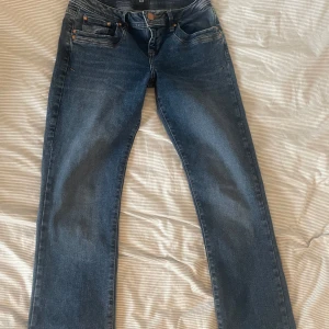 Ltb jeans valerie - Någon som vill köpa eller byta ltb jeans. Mina är i storlek 28/32 och jag behöver ett par i 24 eller 25/30. Hör av er om ni är intresserade.