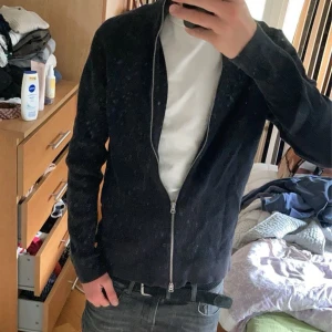 Zip up tröja - Riktigt fet zip up tröja från only n sons. Inga defekter på den skick 10/10🙌 Storlek M men kan passa S oxå. Hör av er vid frågor eller funderingar ✅🙌
