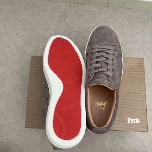 Louboutin skor - Säljer dessa Louboutin skor, köpta på plick men helt nya! Storlek 43😊 Dustbag medföljer!! Inte org