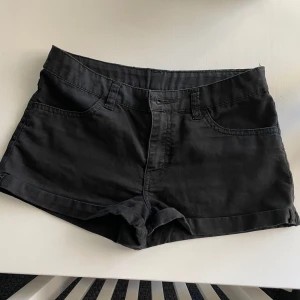 Svarta shorts  - Fina svarta shorts från divided❤️ Dom är i fint använt skick enligt bild.  Säljer för 45:-  Stl 36 men kan användas vid stl 34 