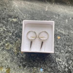Edblad örhängen - Säljer även dessa Edblad örhängen som knappt är använda de heller (skriv om vilka du vill köpa) perfekta både till vardags och fest❤️ Hör av er vid frågor, pris kan diskuteras