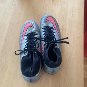 Nike mercurial vapor X11 - De är lite slitna på sulan och på strumpan men de funkar. De är för små för mig därför vill jag sälja de så jag kan köpa nya