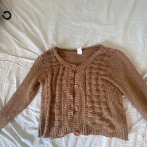 Vintage korta  - Vintage kofta från mammas garderob🤞🏽storlek s men passar xs också. Vill sälja för 100kr men pris kan diskuteras 