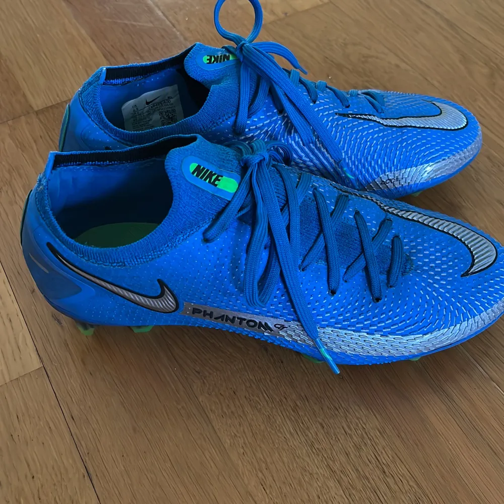 Säljer nu mina Nike Phantom fotbollsskor för att de har blivit för små. Mycket bra skick, knappt använda. Skorna är för gräs men fungerar att ha på både konstgräs och naturgräs! Nypris ca 2000kr! Säljer dem för endast 49kr!. Skor.