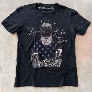 Replay t-shirt  - En tvär det Replay t-shirt i mycket bra skick🥳🥳🥳 Denna t shirt är i storlek M!🎉 Säljer den för endast 390kr🤩🤩🥳🥳 Vid minsta fundering så är det bara att kontakta mig🤩🙏🎉🥳👍