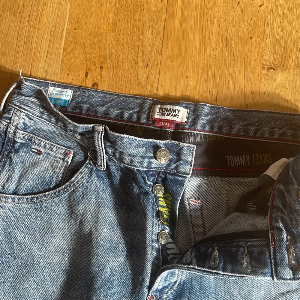 Tapered carpenter jeans från Tommy Jeans Strl. 31/32 Köpta i USA och är i gott skick. Jeans & Byxor.