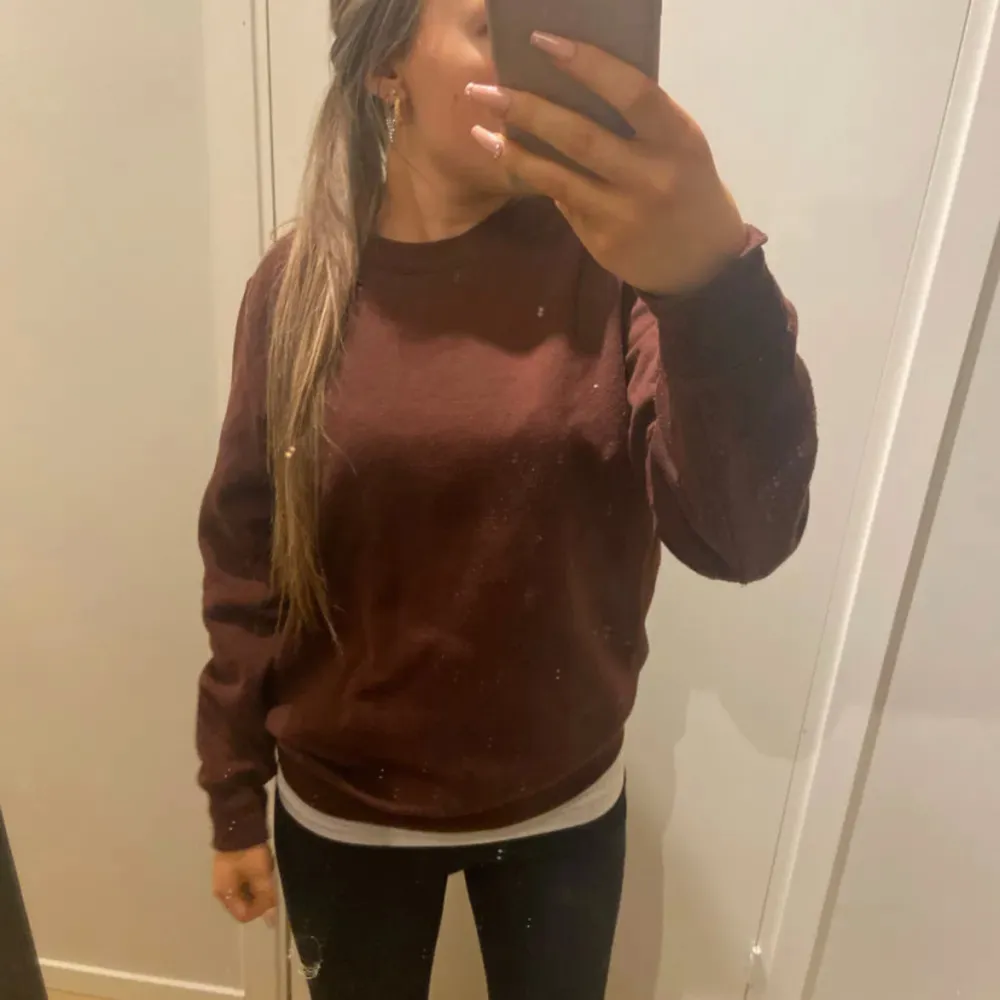 Perfekt nu inför hösten!🍂🍁 brun sweatshirt i storlek s.. Tröjor & Koftor.