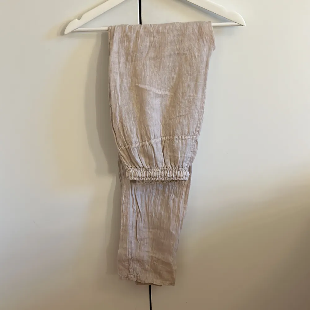 Linnebyxor från Design by si i strl S. Dem är i en beige färg som inte säljs längre, därav färgskillnaden på byxorna o bilden, men det är samma modell. Aldrig använda, bara legat i garderoben. Nypris 530 kr, mitt pris 200 kr. Tryck gärna på ”köp nu”.. Farkut & Housut.