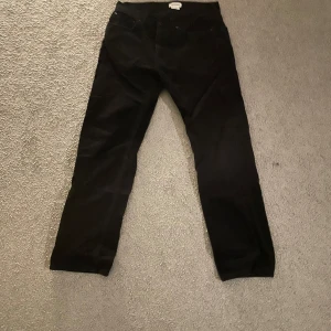 Svarta manchesterbyxor från Weekday - Säljer ett par svarta manchesterliknande byxor från Weekday. Storlek W 28 L 30, De är mellan regular och straight fit. Skick 9/10 inte använda mycket och inte alls slitna. Bara höra av sig om fler frågor, mvh Aron:)