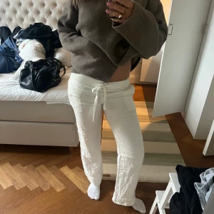 Alobha label linnebyxor - Super trendiga och snygga linnebyxor! Lite nötta på insida låren men det syns ej på utsidan!