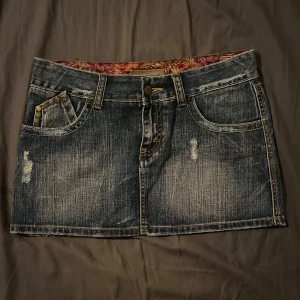 Jeans kjol - Jätte söt jeans kjol med jätte snygga detaljer både på framsidan och på baksidan❤️ Säljer då jag inte använder mini kjolar❤️