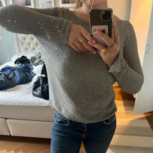 Långärmad glittrig tröja - En supersnygg festlig tröja med snitt i ärmarna