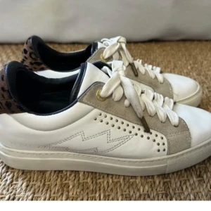 Zadig voiltare skor - As snygga Zadig voiltare sneakers i leopard detalj på bakdsidan av skorna. I super bra skick, storlek 38