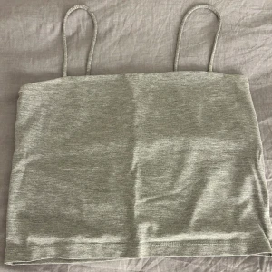 Grå topp - Grå topp. Storleken är S och är i väldigt bra skick.