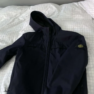 Stone Island Jacka - Säljer denna jacka då den inte passsr längre, den är i bra skick och inga yttre skador. 