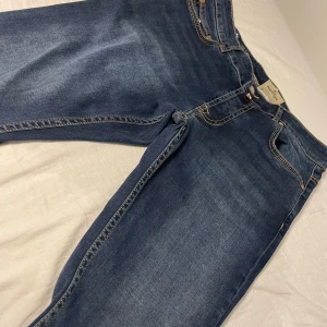 Morris jeans - Ett par feta Morris jeans passar bra inför hösten 🍁, säljs för att dem är för stor. Nypris 1999kr, som nya. Kom privat för fler frågor!