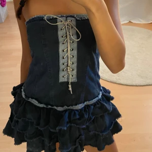 Volang klänning - Köpt här på Plick! Aldrig sndvänd då det inte var min stil men så söt!🎀💖första e min bild dem andra är från förra ägaren 💗