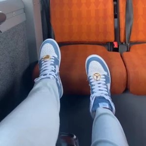 Women air Jordan 1 denim - Ett par jordans 1 som är köpta för drygt 2 och ett halvt år sedan. De har knappt  hunnit komma till någon användning utan endast 2-3 gånger. De är limited edition, säljer de för 2000 kronor men priset kan diskuteras🫶🏻🩷