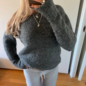 Mörkgrå stickadtröja  - Så mysig tröja, liten slits, bild 3