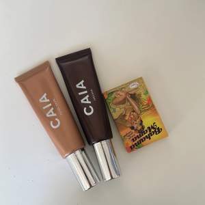 Caia liquid highlighter - använd 2-3 ggr, ALDRIG DIREKT PÅ HUD i färgen PEARL SWIRL - 170kr  Caia liquid bronzer - samma sak som highlightern, färgen HAVANA - 170kr  Benefit bahama mama - testad 1 gång med ren borste - 80kr  Allt tillsammans för 320