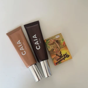 Sminkpaket Caia och benefit  - Caia liquid highlighter - använd 2-3 ggr, ALDRIG DIREKT PÅ HUD i färgen PEARL SWIRL - 130kr  Caia liquid bronzer - samma sak som highlightern, färgen HAVANA - 130kr  Benefit bahama mama - testad 1 gång med ren borste - 80kr  SÅLD         Allt tillsammans för 200