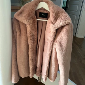 Jacka bikbok - Säljer på grund av att det inte är min stil!! Inköpt för några år sedan på bikbok superskön och fluffig men kommer inte till användning. Använt ca 3 gånger, nypris ca 700kr. Storlek M passar S också🤩