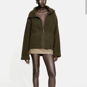 Fleece jacka - Eftertraktad jacka från H&M. Helt slutsåld. Storlek L med lappen kvar på! 