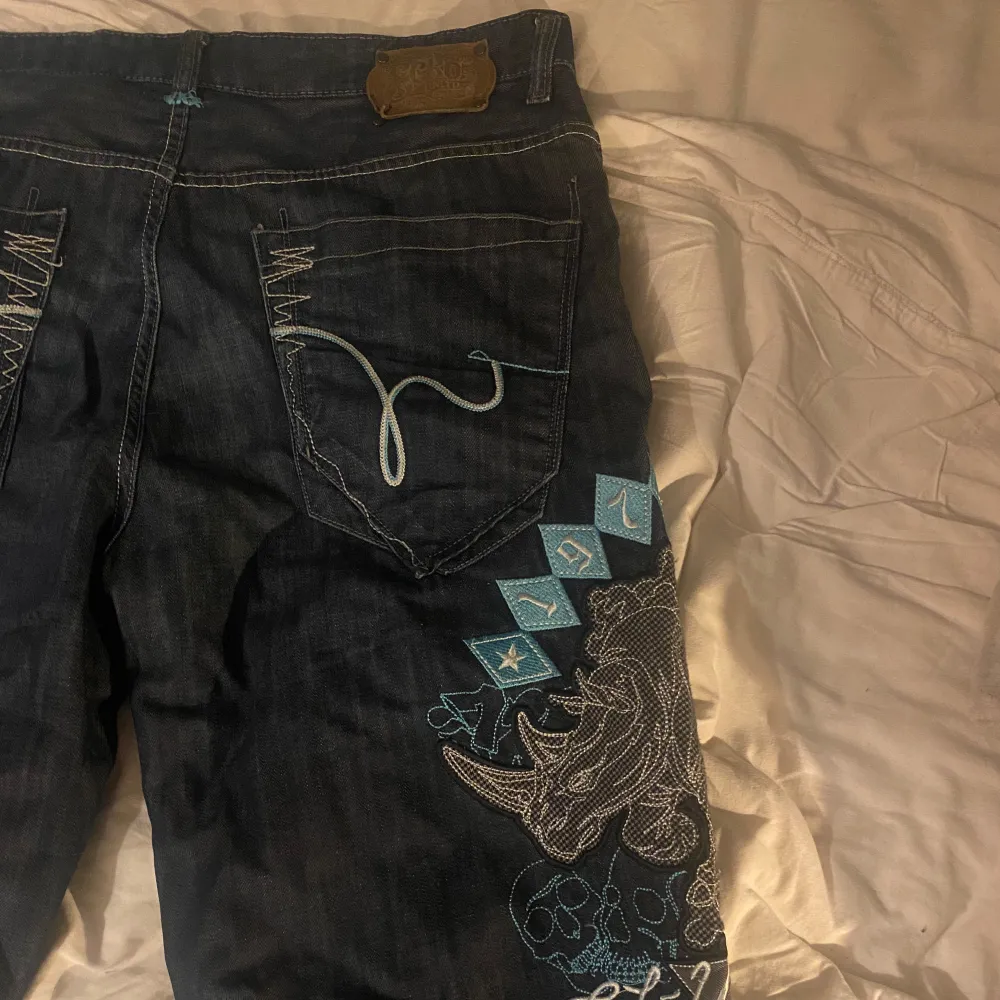 Ganska rare fett baggy jeans från Ecko Unltd🔥🔥🔥så snygga detaljer💯använda spm fan,lite trasiga där nere(därför billigare pris). Jeans & Byxor.